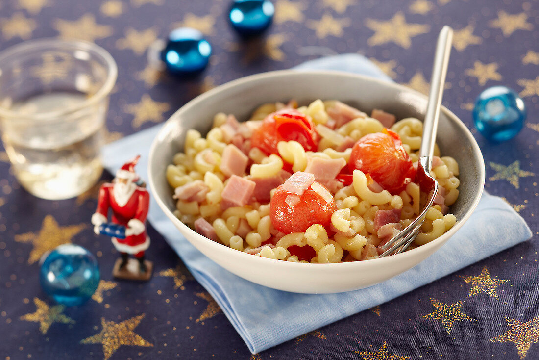 Shell pasta with diced ham and cherry tomatoes