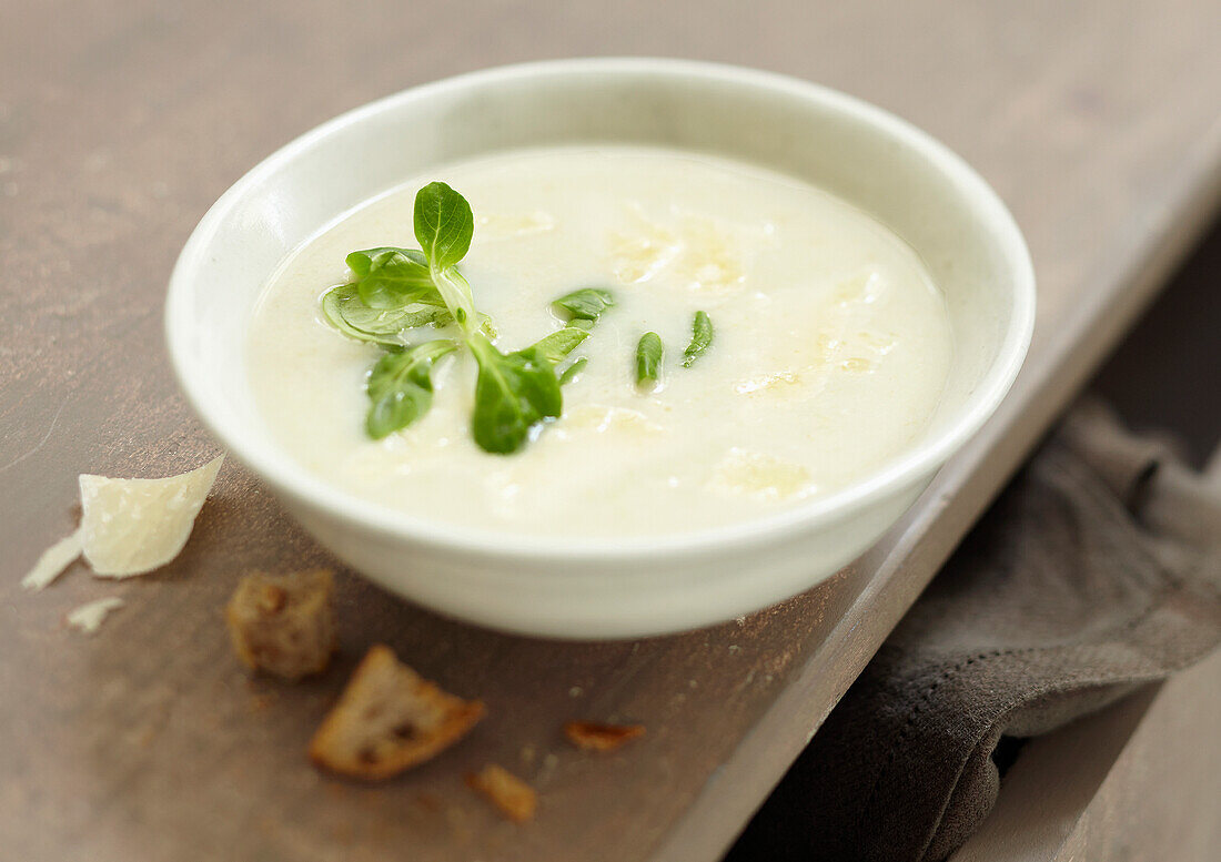 Cream of chicory soup with parmesan