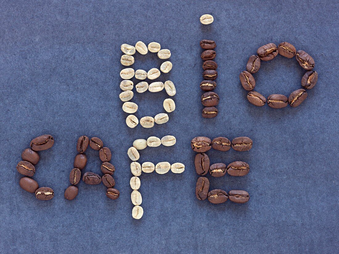Schrift 'BIO CAFE' aus Kaffeebohnen