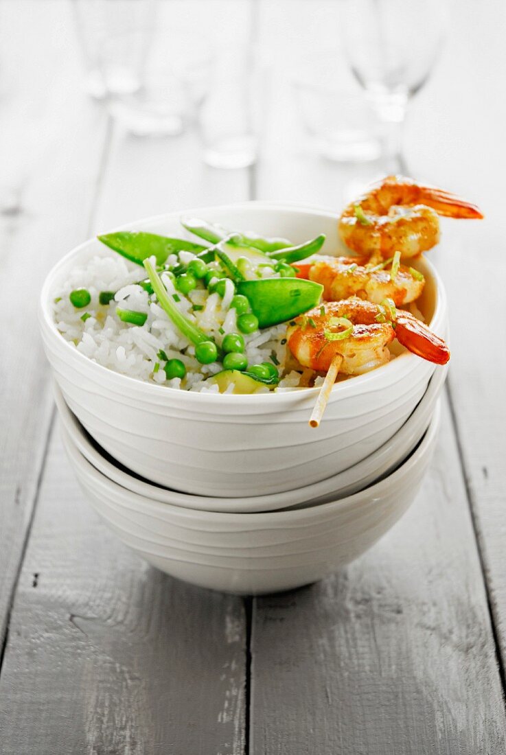 Curry-flavored shrimp brochettes, Thai rice with green vegetables and lime