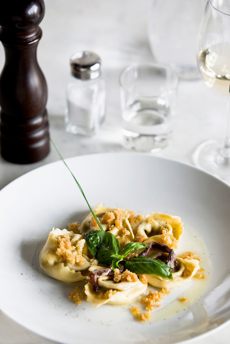 Tortellonis mit Basilikum, Schalotten und Brotbröseln