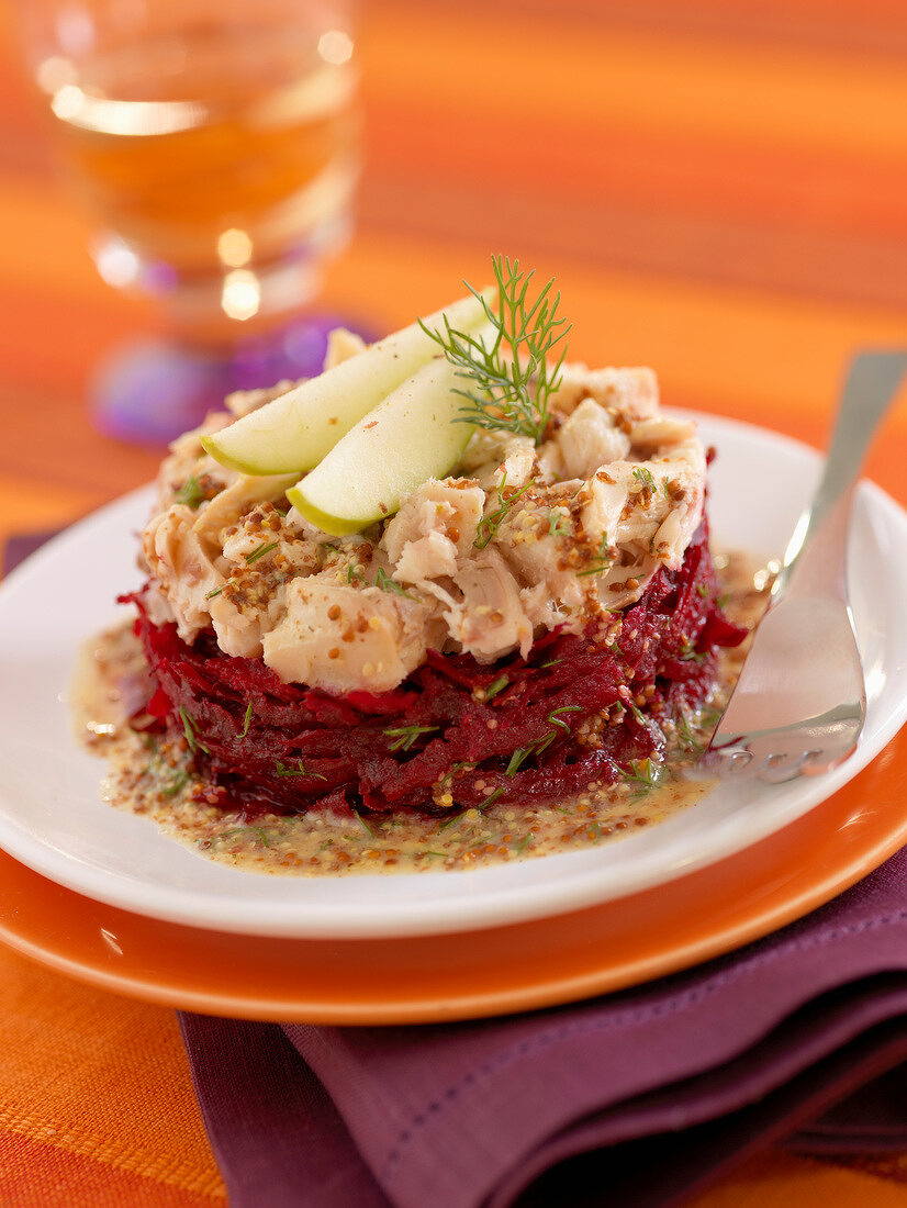 Rote-Bete-Timbale mit Forelle und grobem Senf
