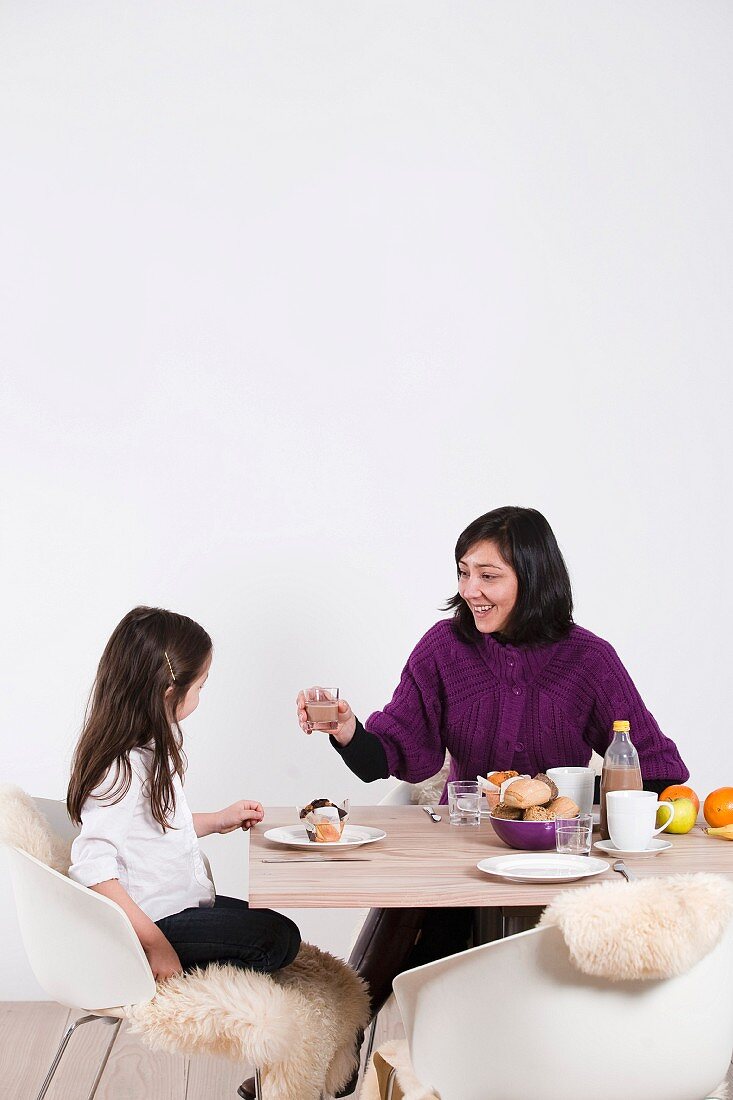 Mutter und Tochter sitzen beim Frühstück