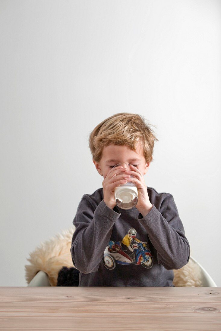 Junge trinkt ein Glas Milch