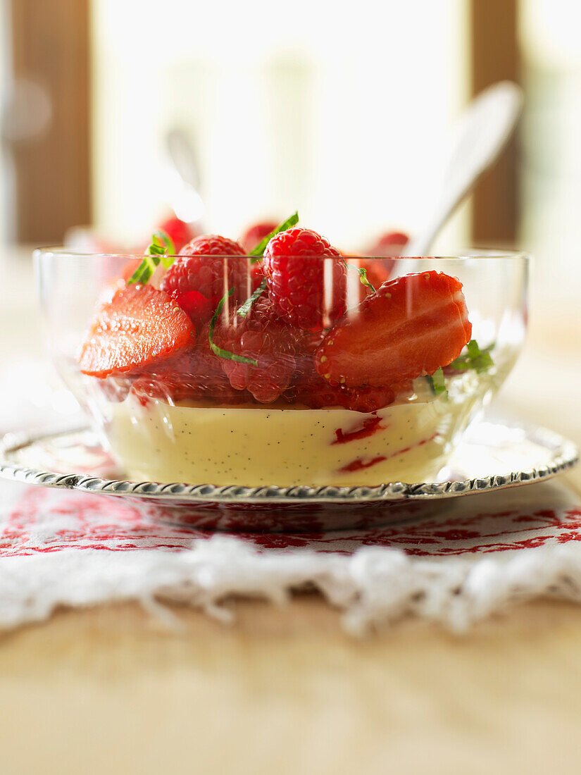 Frische Beeren mit Vanillesauce