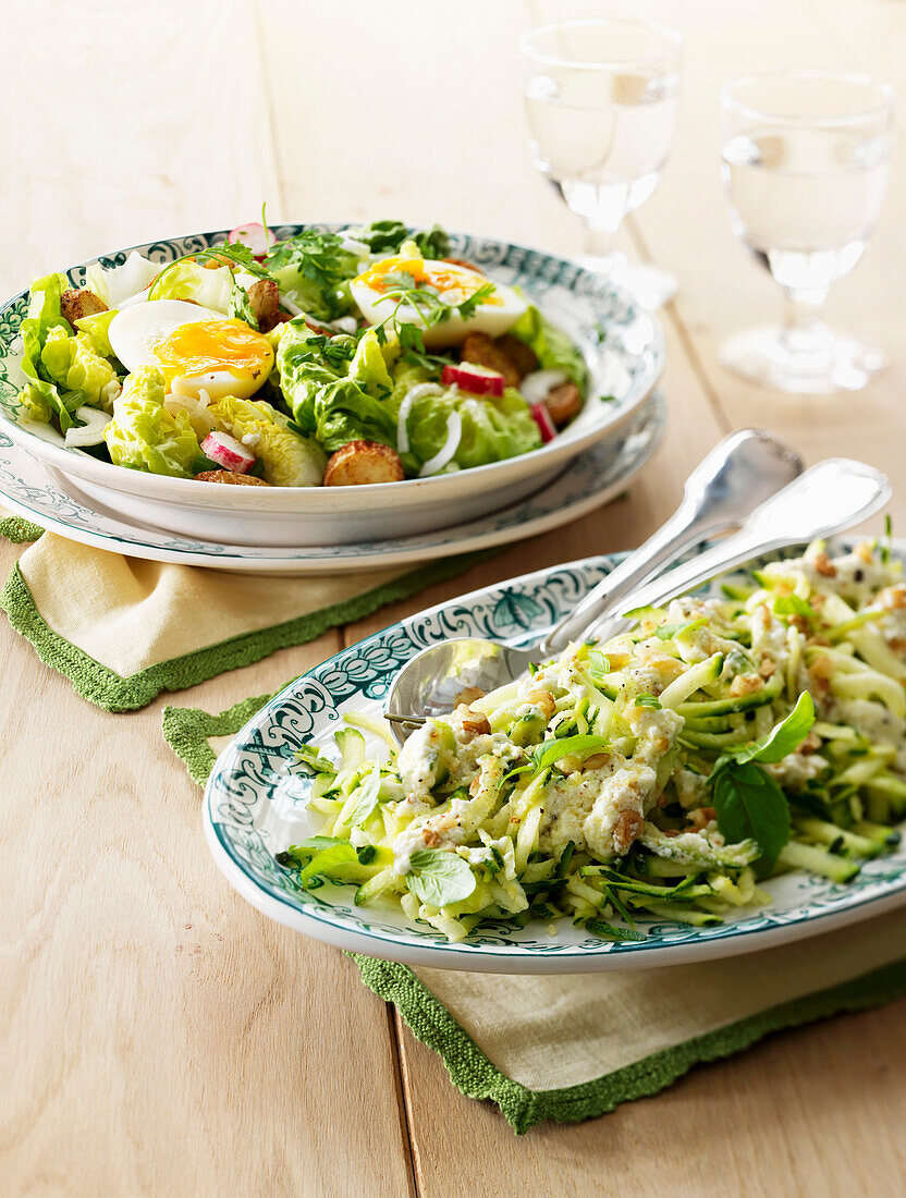 Zucchinisalat und Kopfsalat mit Ei