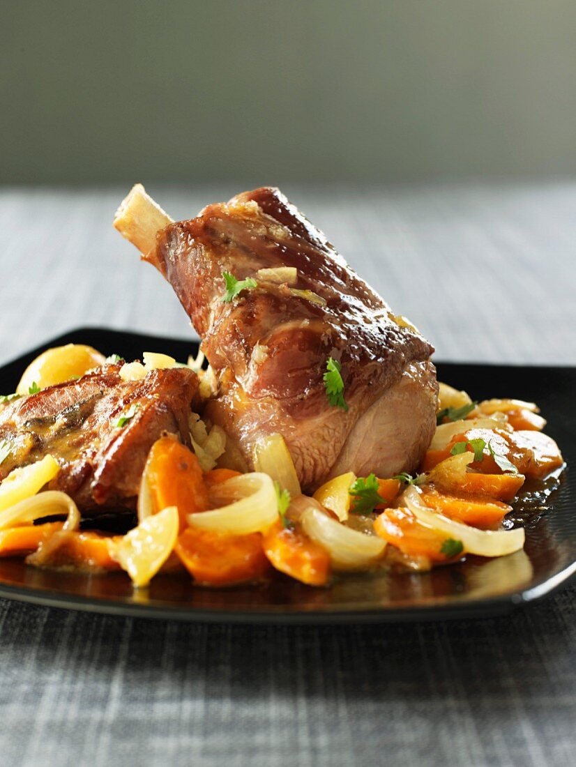 Knuckle of lamb with carrots and onions