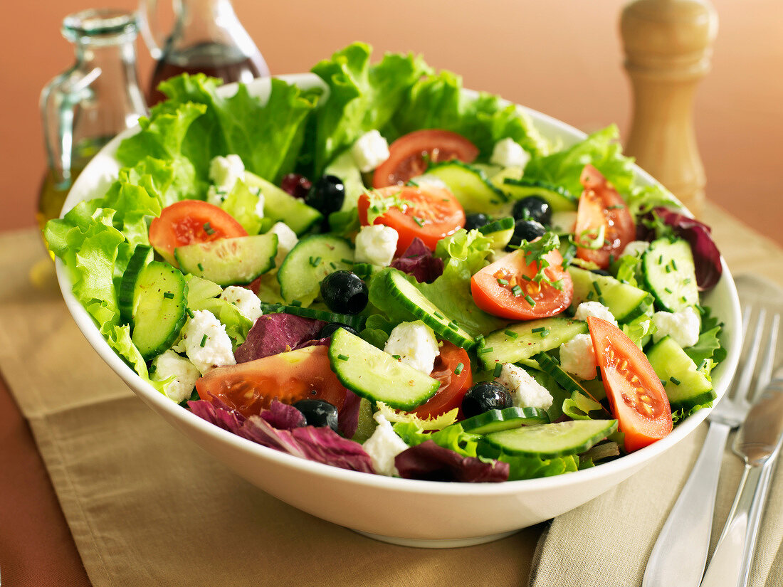 Griechischer Salat mit Gurke, Tomate, … – Bilder kaufen – 60179357 ...