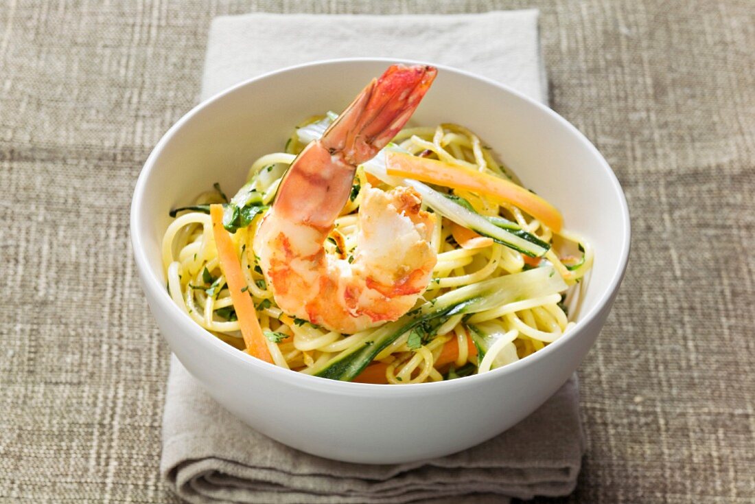 Bowl of noodles and vegetables sauté with shrimp