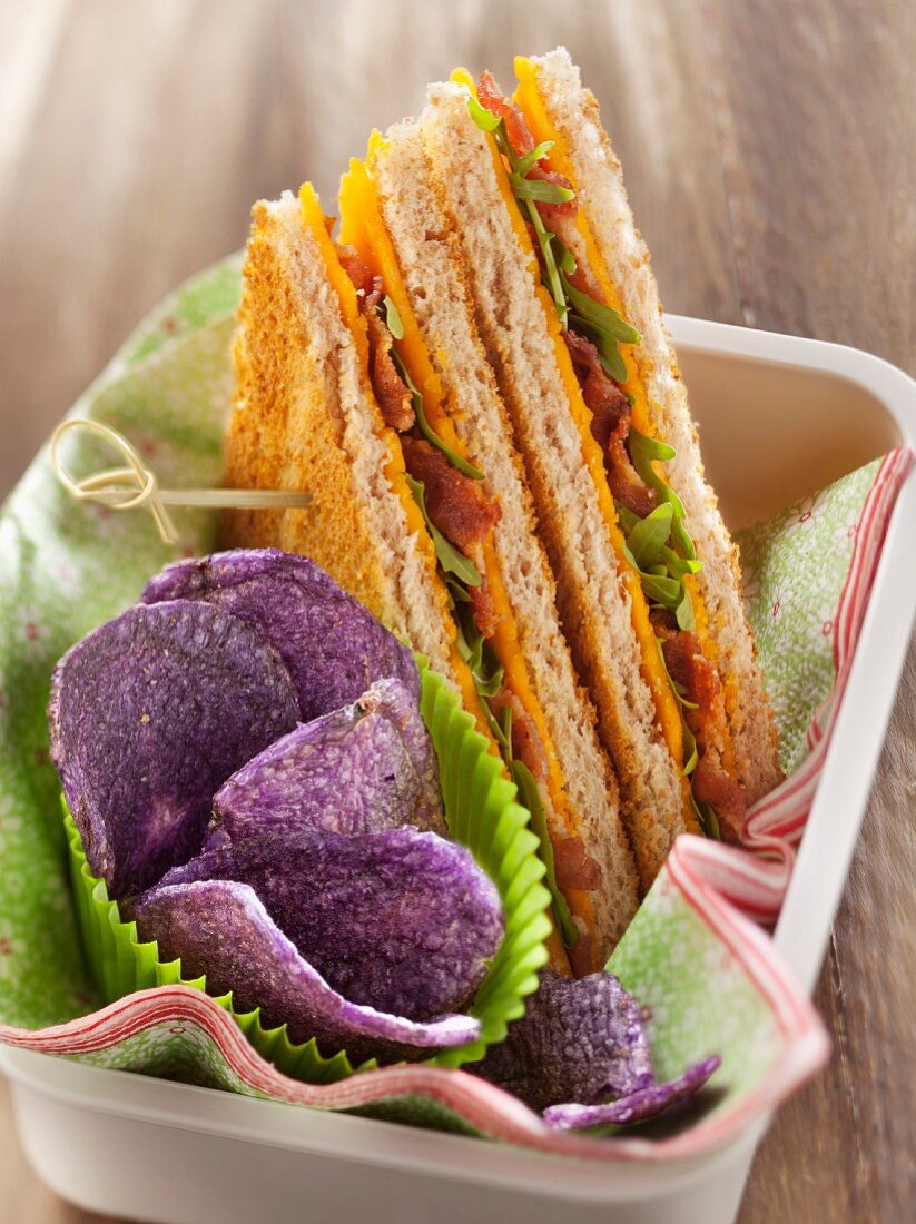 Cheddar-Bacon-Sandwich mit lila Chips