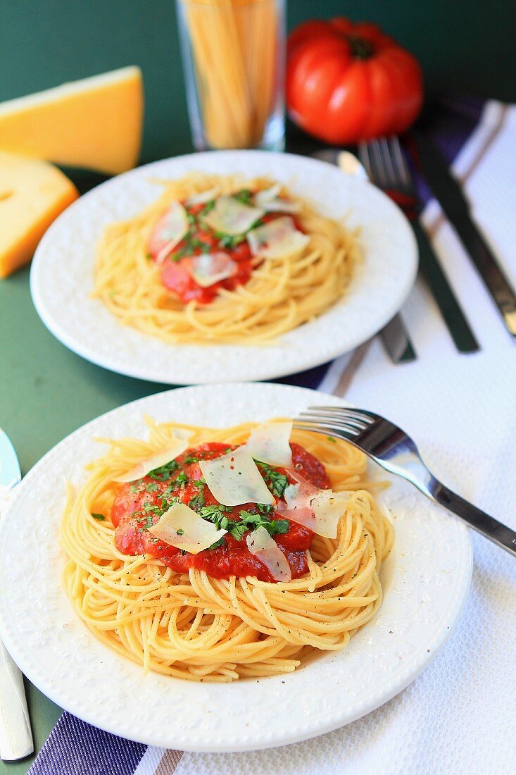 Spaghettis with tomato sauce and cheese flakes