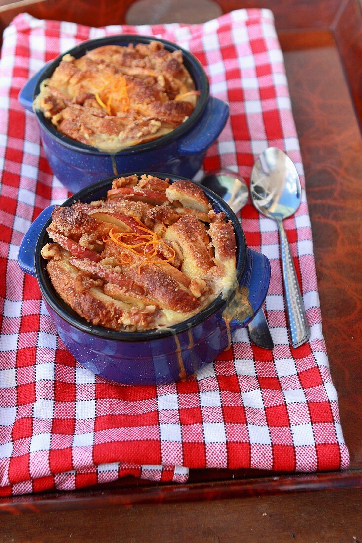 Brioche-Pudding mit Orangen und Äpfeln