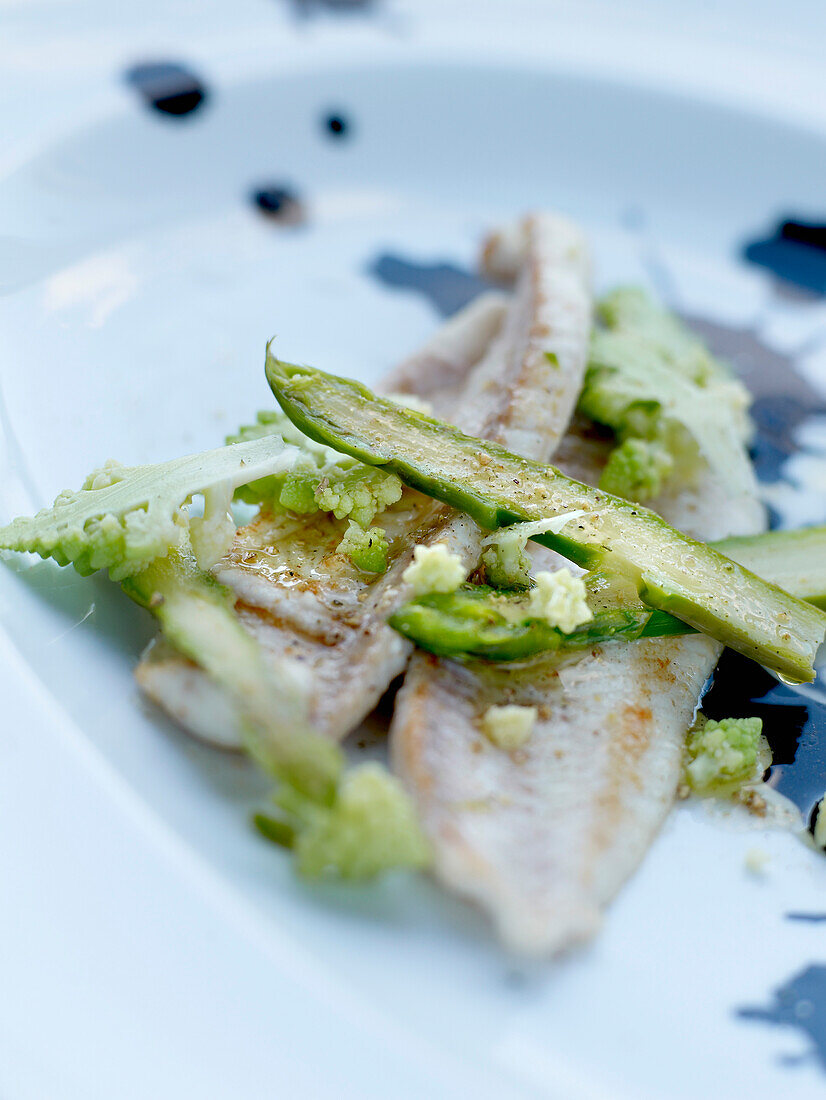 Schollenfilets mit grünem Spargel und Romanesco