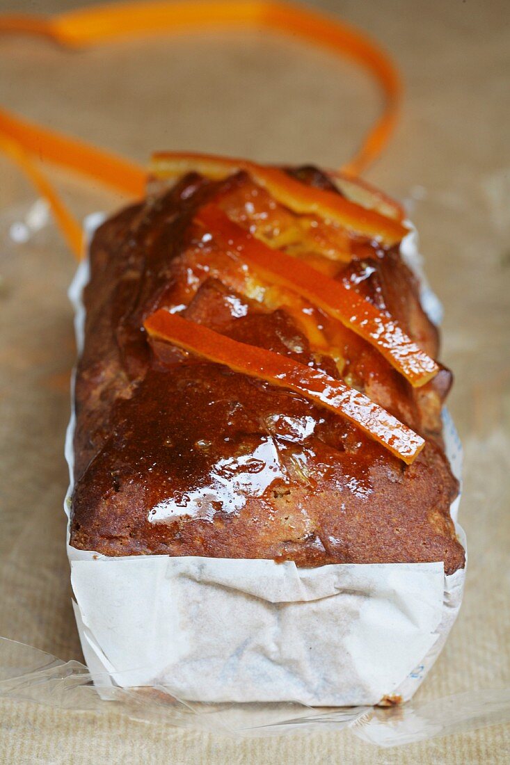 Kastenkuchen mit kandierten Orangenschalen