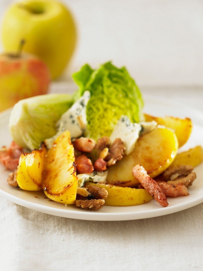 Lettuce with pan-fried apples and diced bacon