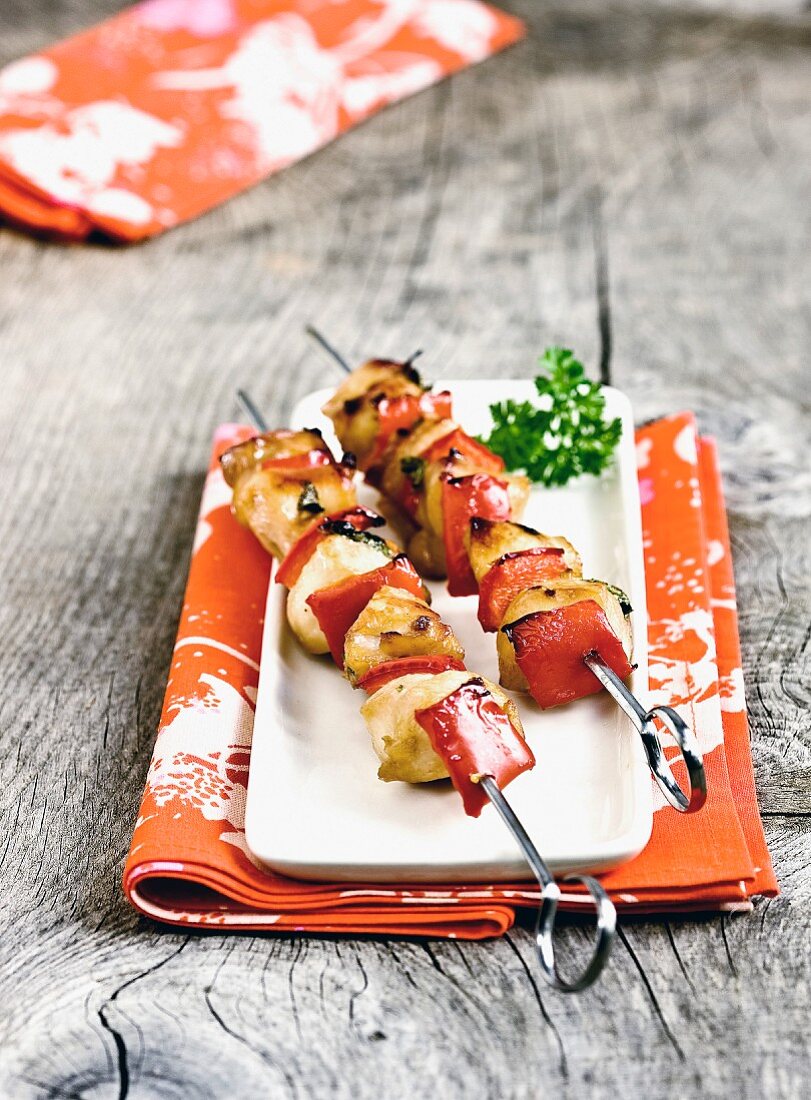 Gegrillte Hähnchenspieße mit Paprika