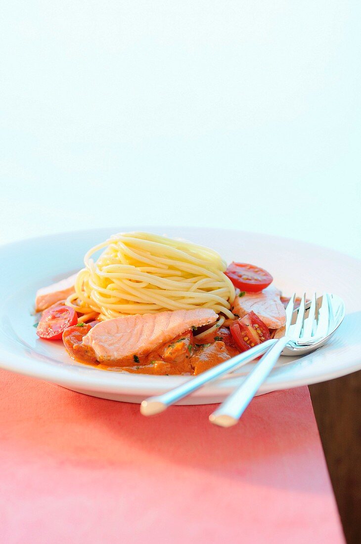 Spaghetti mit Lachs und Tomaten