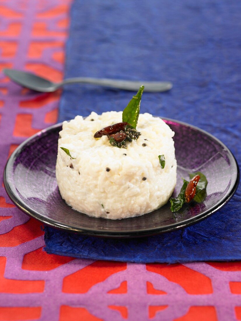 Basmatireistürmchen mit Joghurt, Senfkörnern und Chili