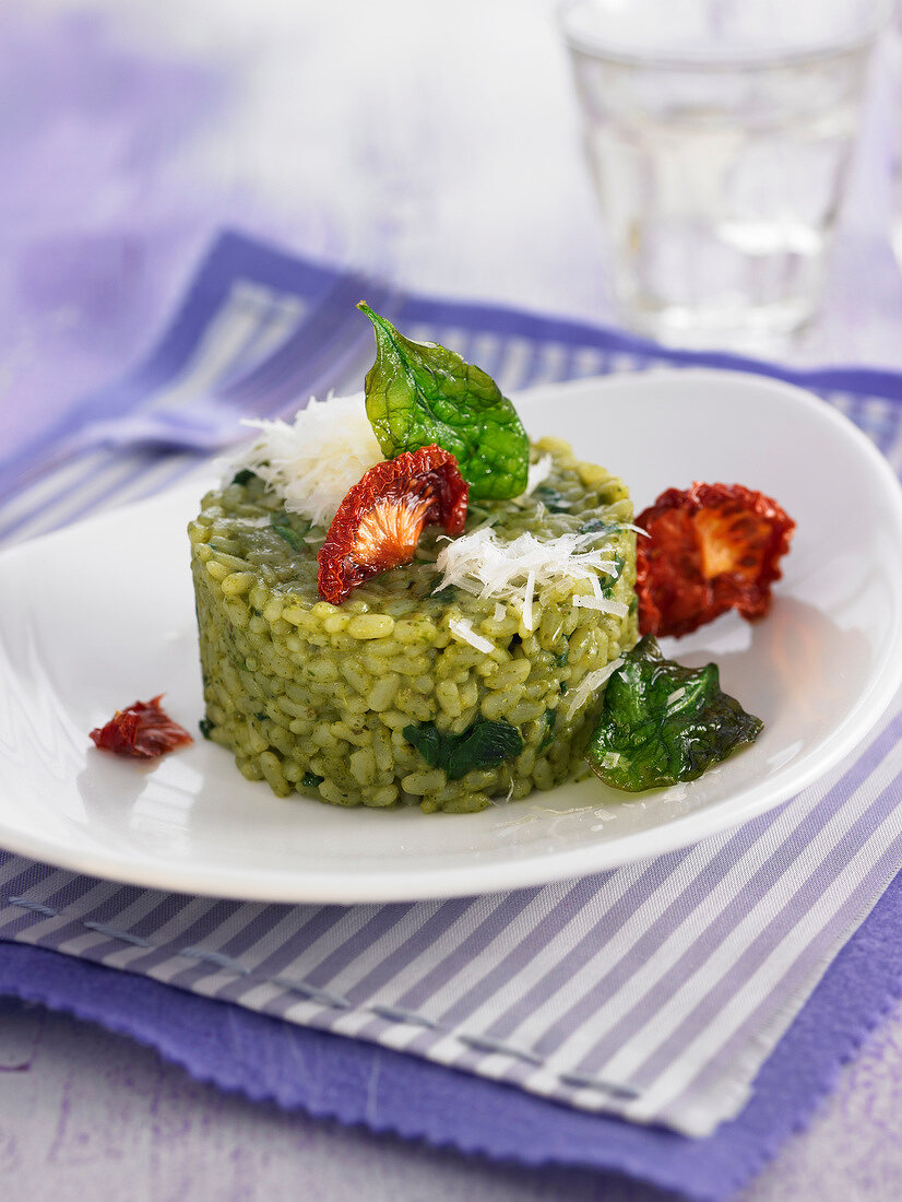 Spinach risotto with sun-dried tomatoes and manchego