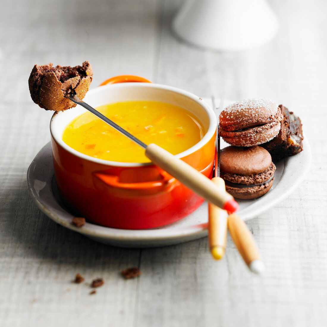 Orange juice fondue with chocolate macaroons