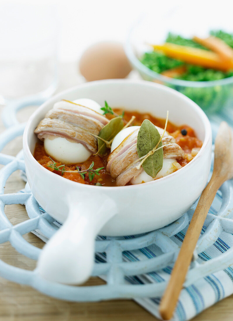 Eier im Speckmantel auf Tomatensauce