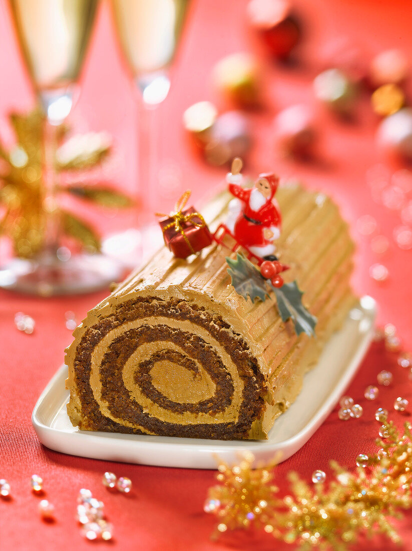 Bûche de Noël (Weihnachtsbaumstammkuchen, Frankreich) mit Kaffeecreme und Figur Weihnachtsmann