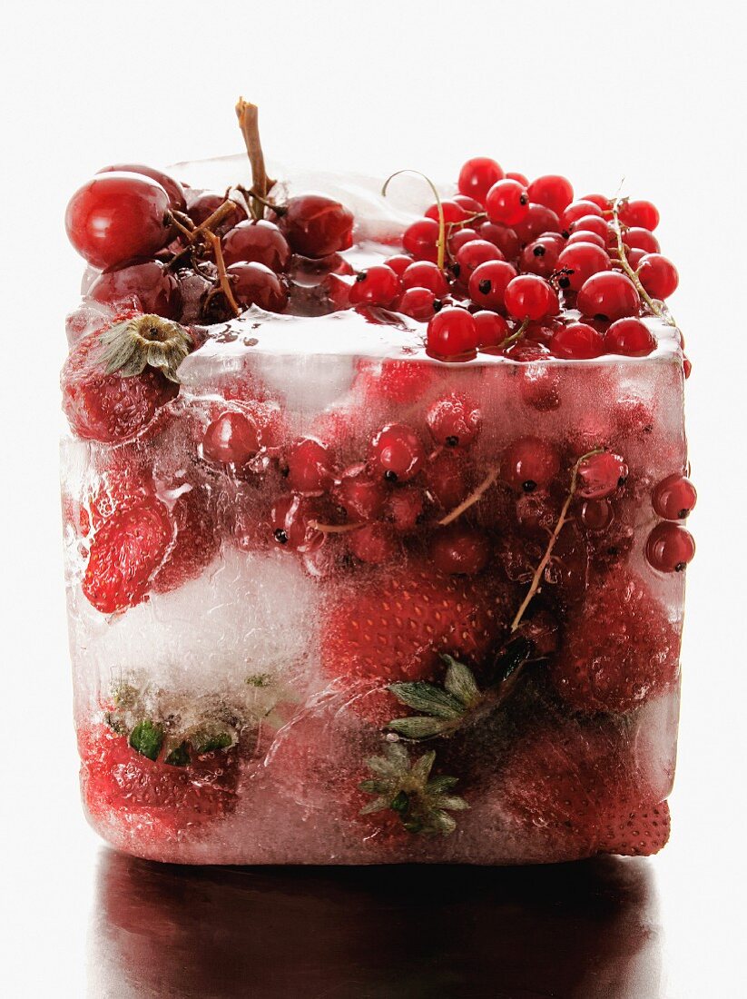 Eisblock mit gefrorenen roten Beeren