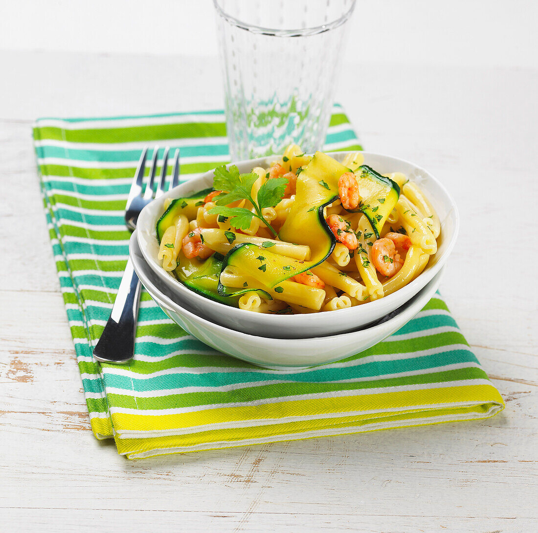 Nudelsalat mit Garnelen und Zucchini