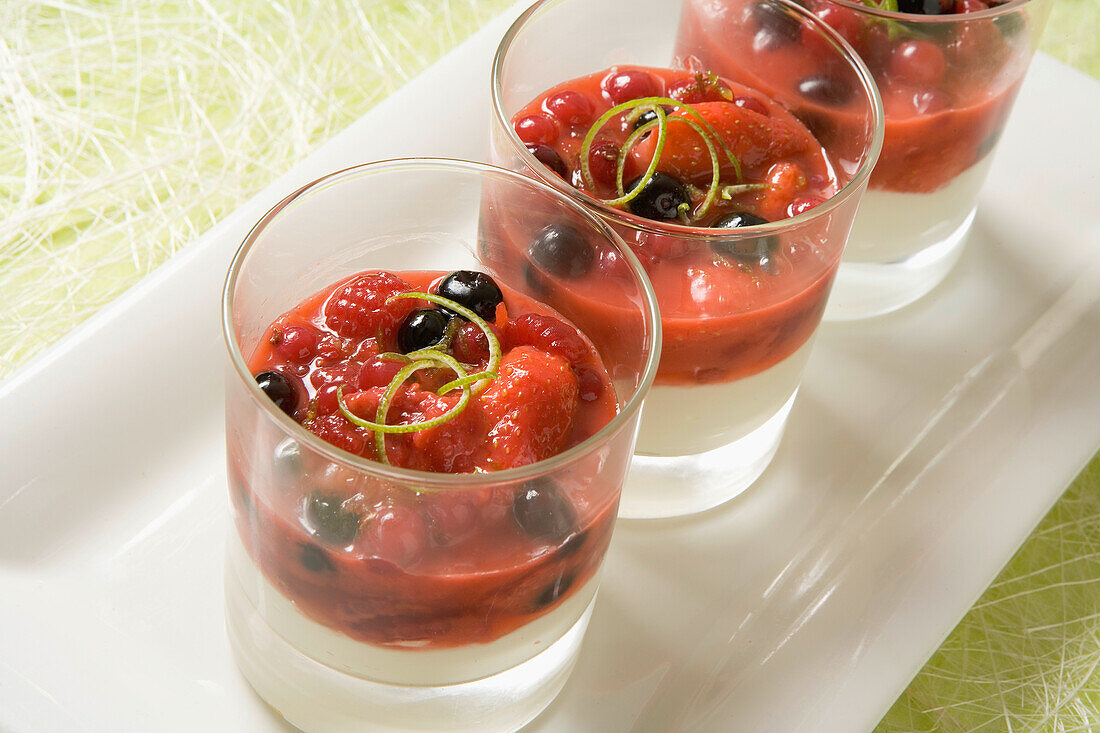 Rote Früchte im Glas