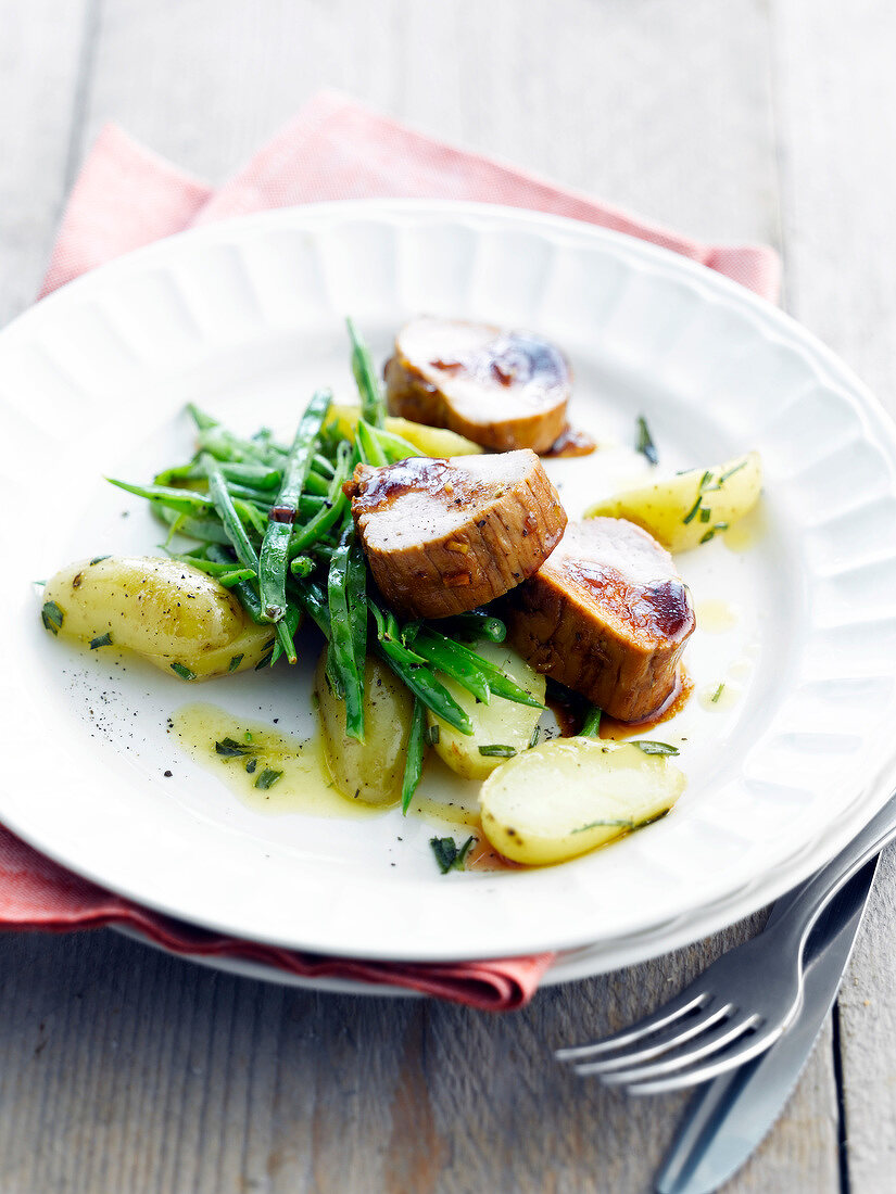 Schweinefilet mit Bohnen und neuen Kartoffeln