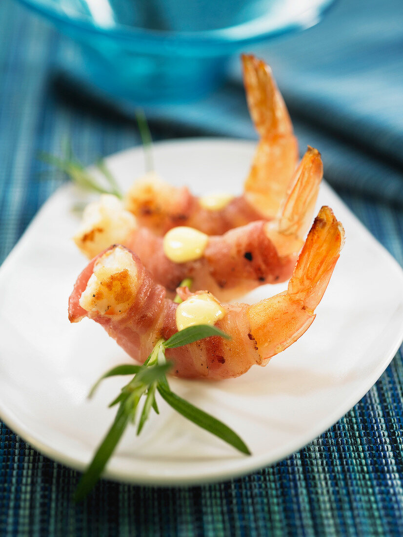 Fried shrimps wrapped in bacon with aïoli sauce