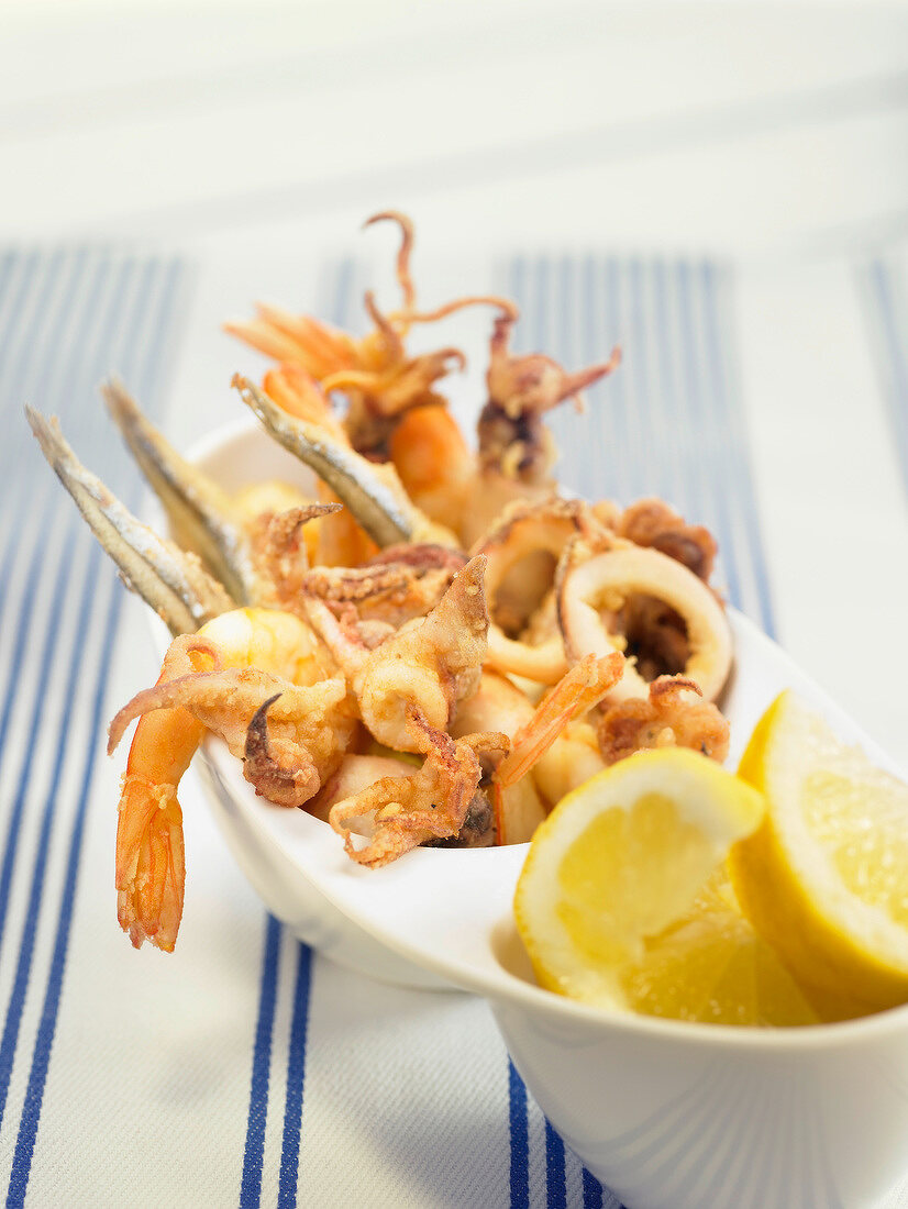 Frittierte Calamari, Sardellen und Gambas