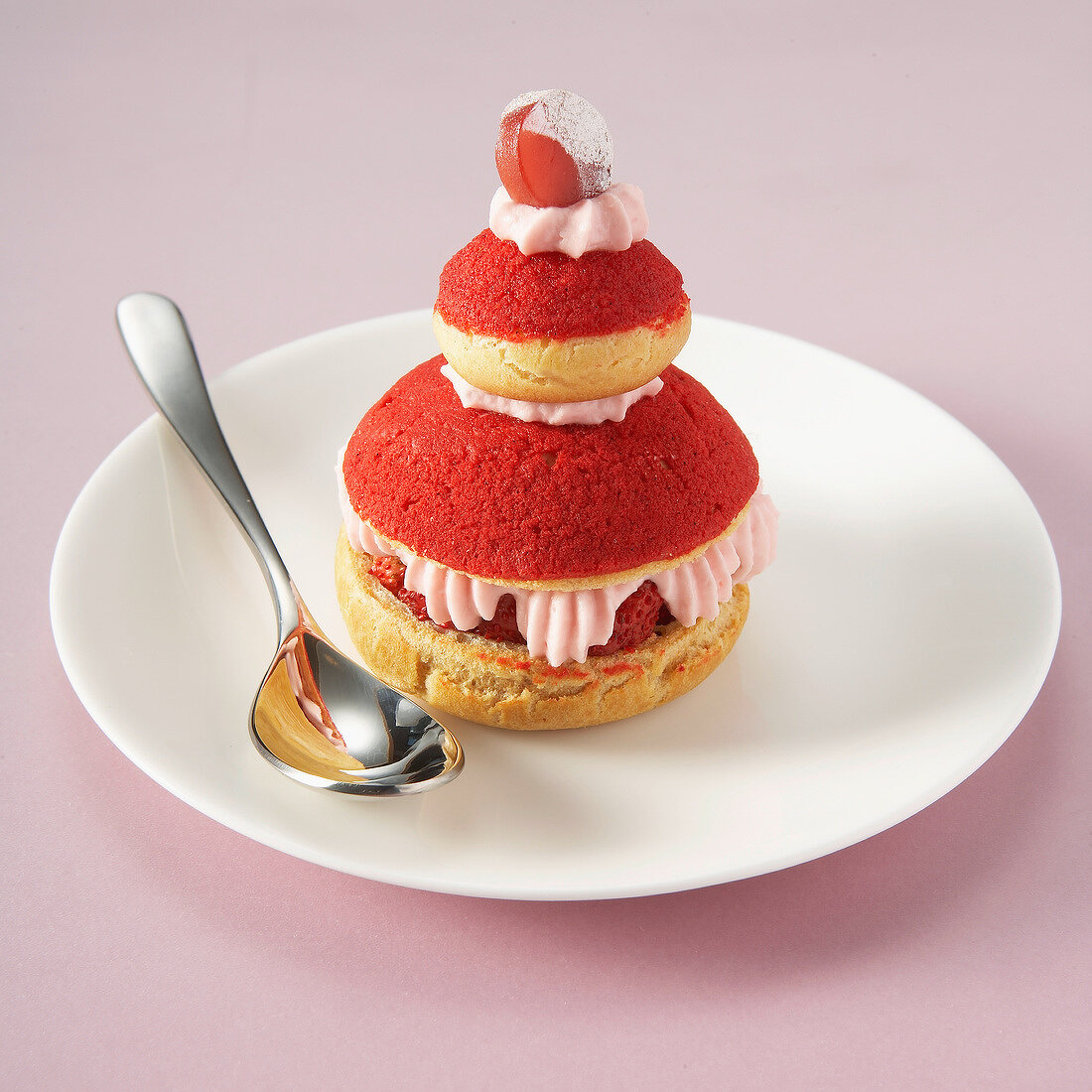 Religieuse (französisches Brandteigküchlein) mit Walderdbeeren