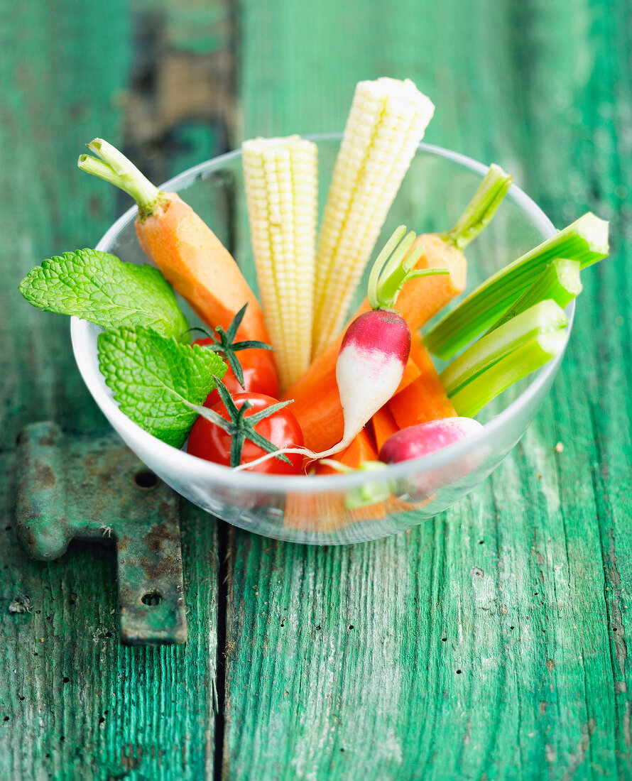 Crudites (Rohkostgemüse) im Glasschälchen