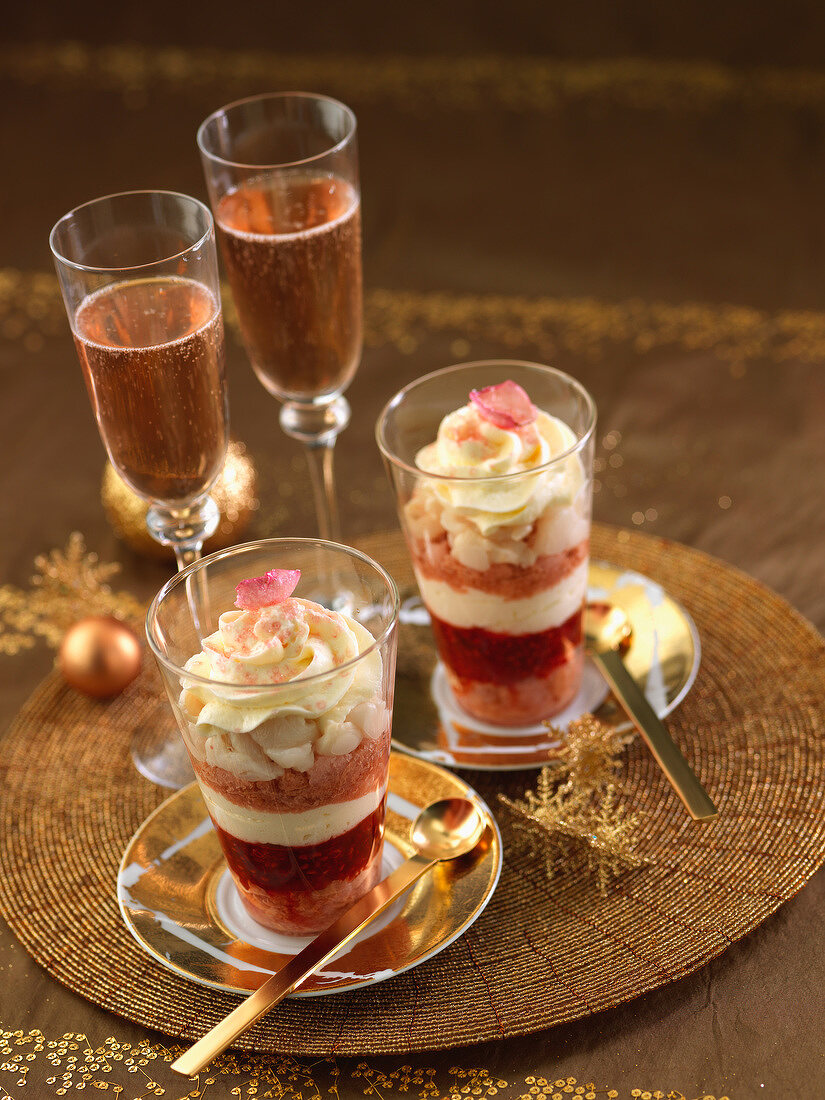 Weihnachtliche Rosen-Trifle mit Litschis und Rosé Champagner