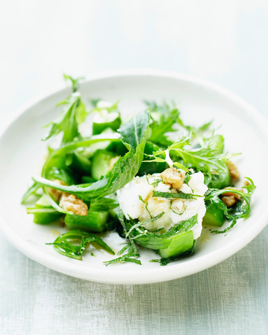 Cucumber cooked in a wok with goat's cheese and salad