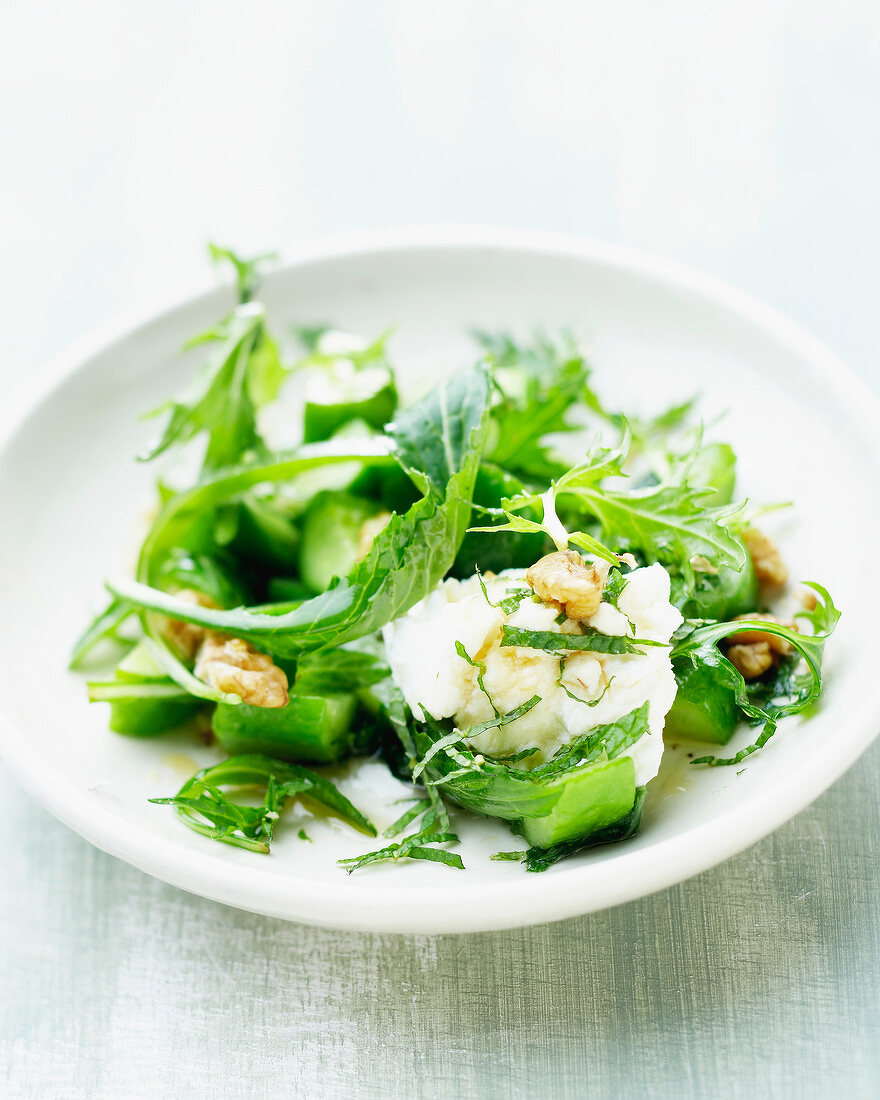 Gurkensalat mit Ziegenkäse und Walnüssen