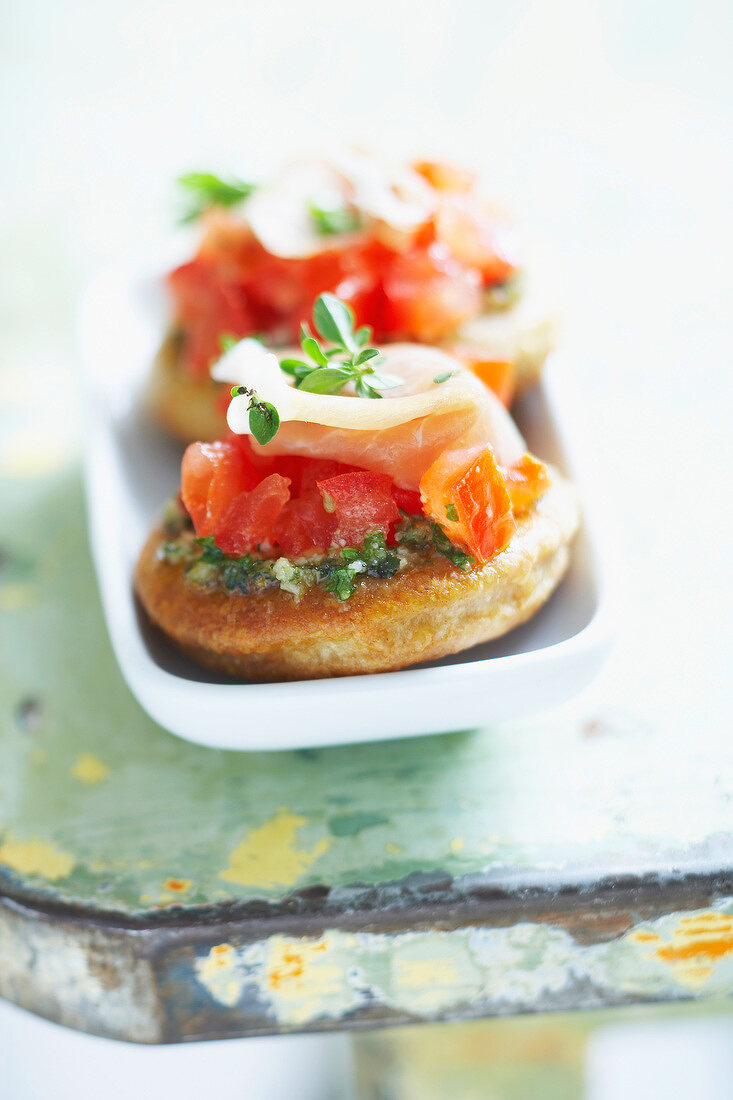 Häppchen mit Tomate und Schinken