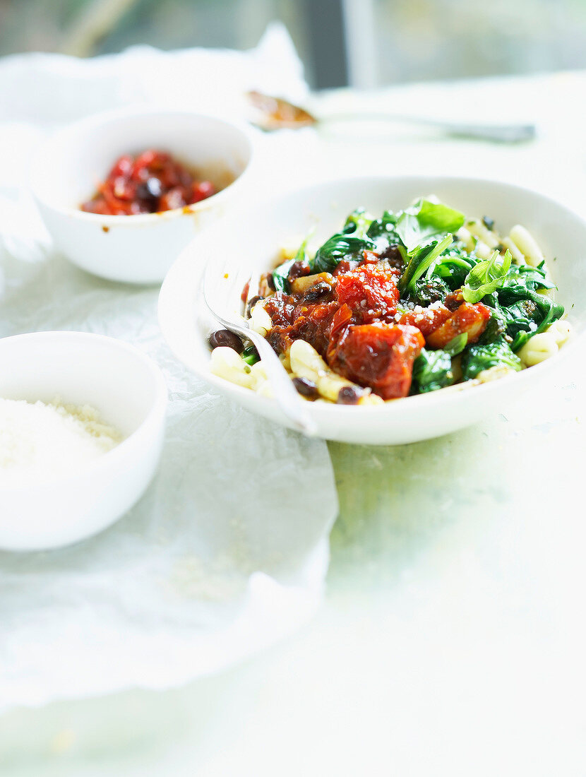 Pasta with spinach and stewed tomatoes