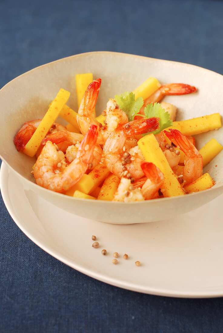 Shrimp and pepper salad with coriander seeds