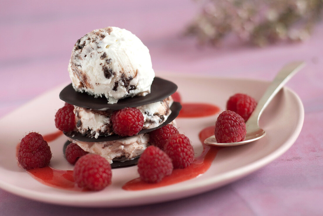 Schokoladen-Mille-feuille mit Eiscreme und Himbeeren