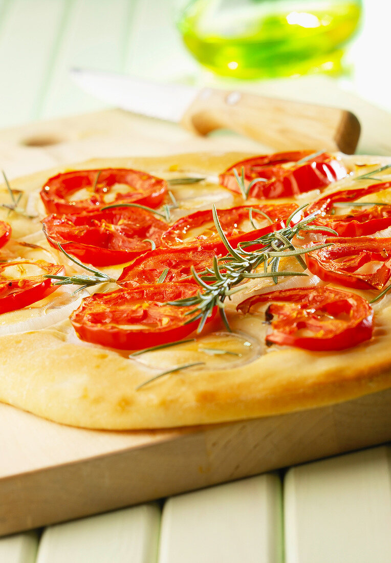 Tomatenfocaccia mit Zwiebel und Rosmarin