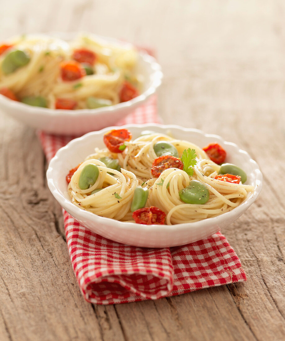 Spaghetti mit Ackerbohnen und getrockneten Kirschtomaten