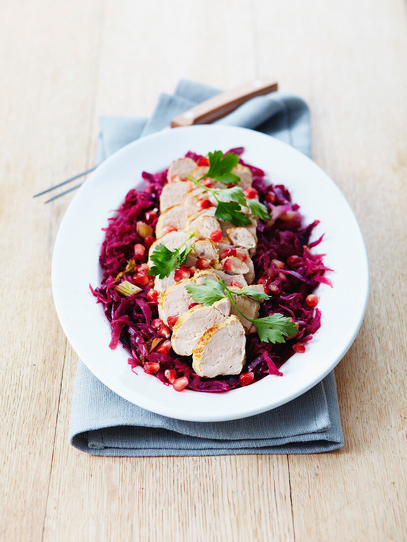 Filet Mignon vom Schwein mit Rotkohl, Granatapfel und Apfel