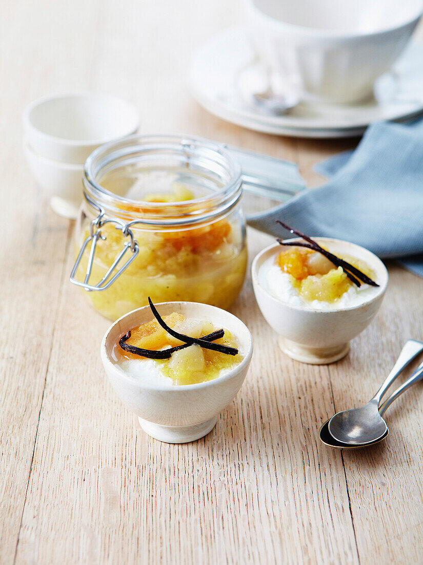 Faisselle with vanilla-flavored stewed fruit