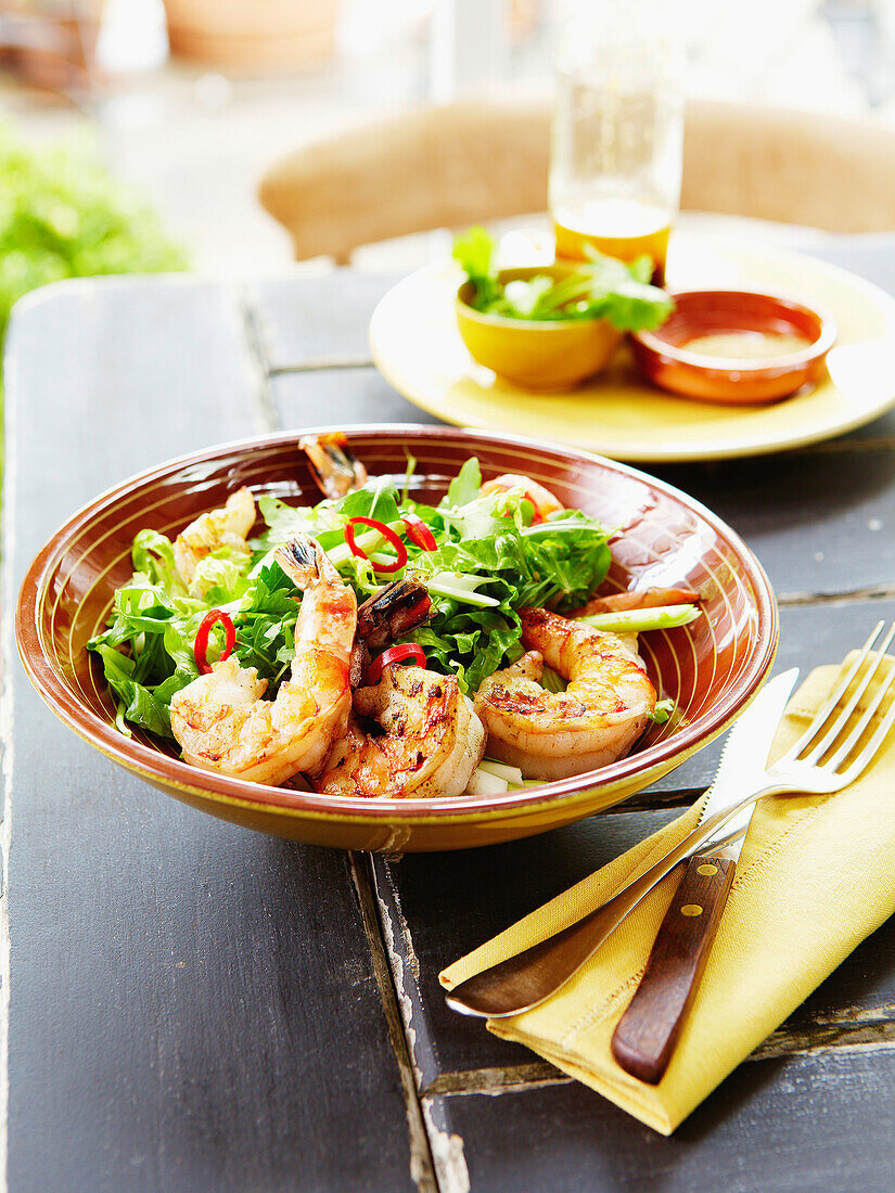 Salat mit gegrillten Shrimps