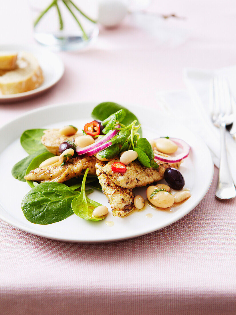 Spinatsalat mit weißen Bohnen und gegrillter Hähnchenbrust