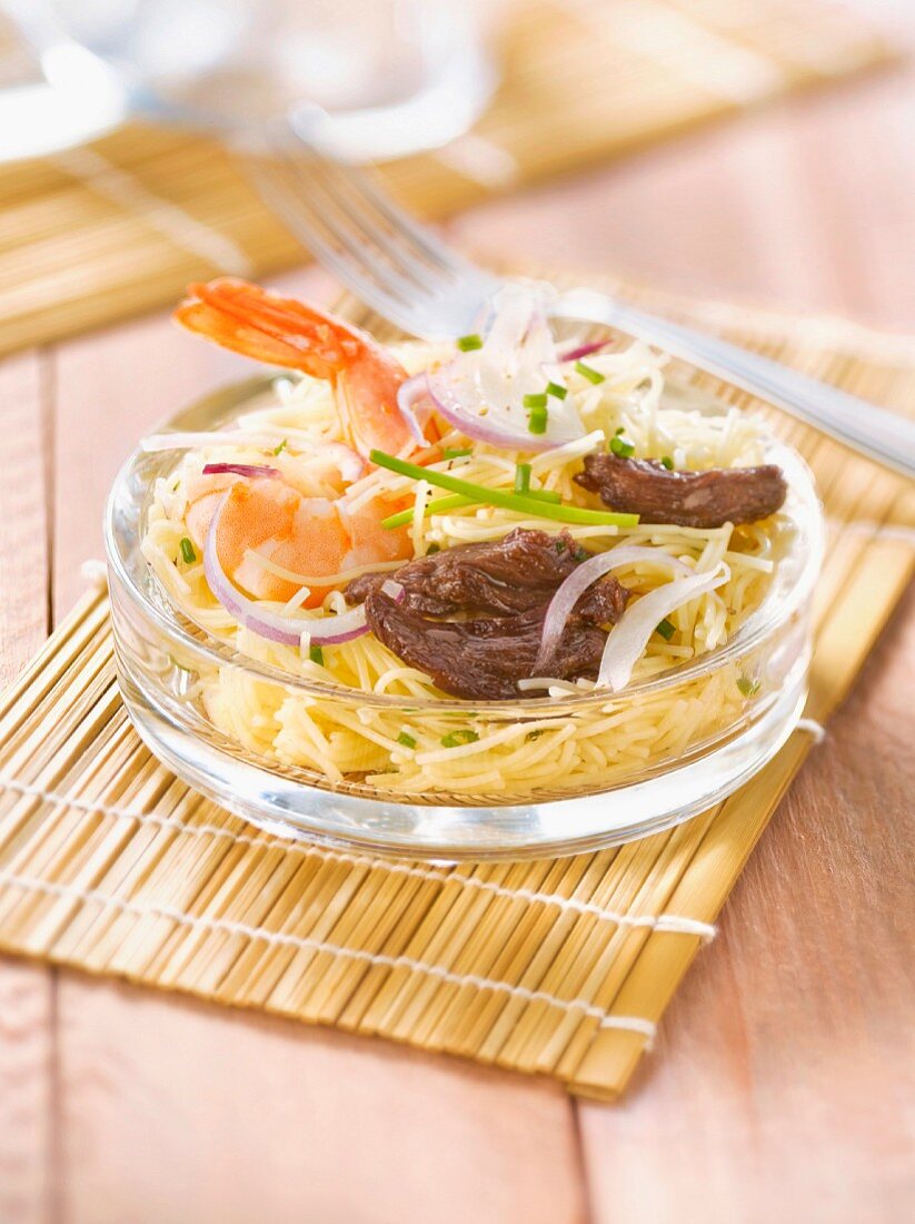 Thai-Salat mit Fadennudeln, gebratenen Garnelen und karamellisiertem Rindfleisch