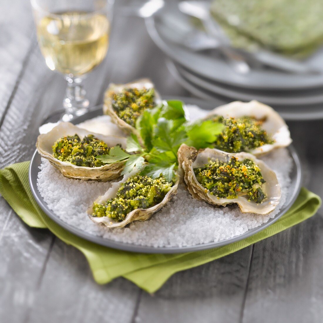 Hot oysters with spinach, parsley and breadcrumbs