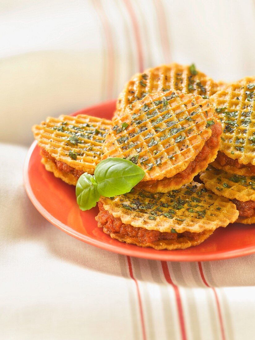 Waffeln mit Basilikum und Tomatenfüllung